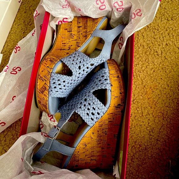 Super cute pastel wedges perfect for spring - Picture 2 of 11